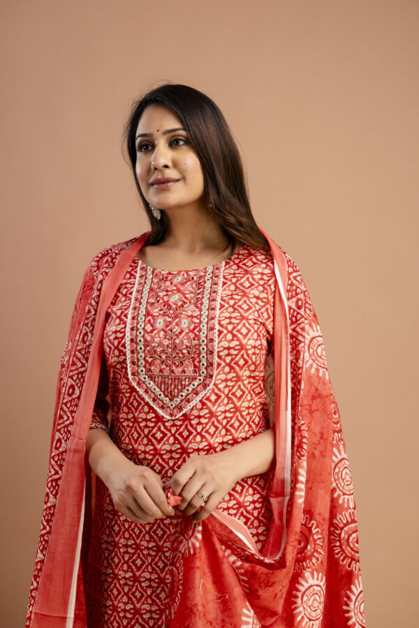 Printed Resham Worked Round Neck Kurti with Printed Dupatta & Printed Pants - Image 3