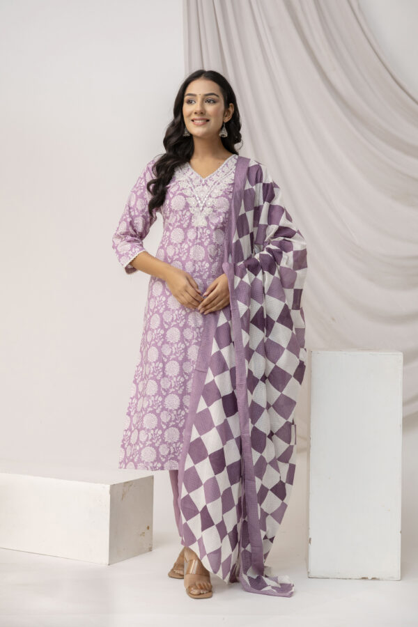 Printed Kurti in Aari Work - Image 3