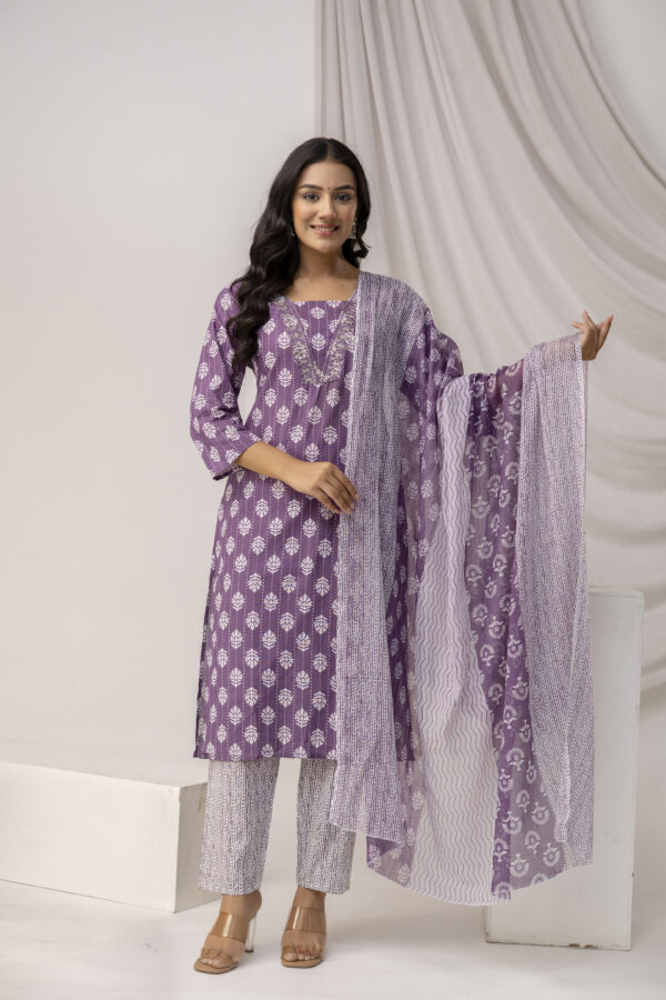 Printed Kurti with Jari & Thread Work Set - Image 4