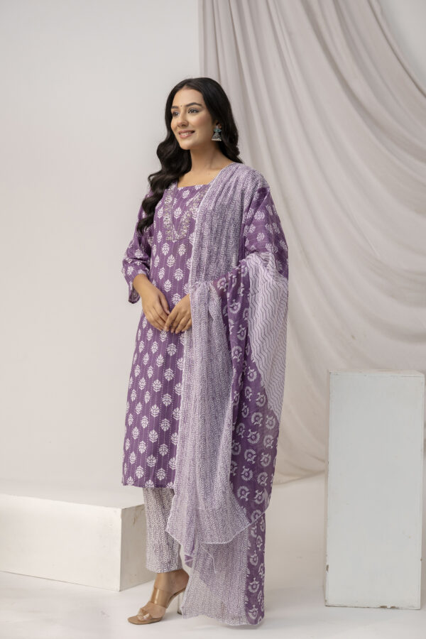 Printed Kurti with Jari & Thread Work Set - Image 5