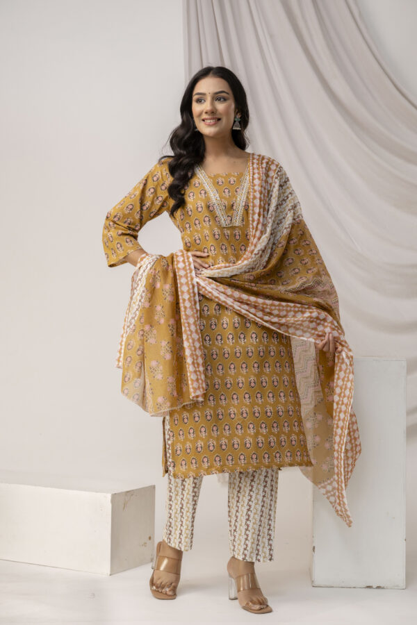 Printed Kurti with Jari Work Set - Image 12