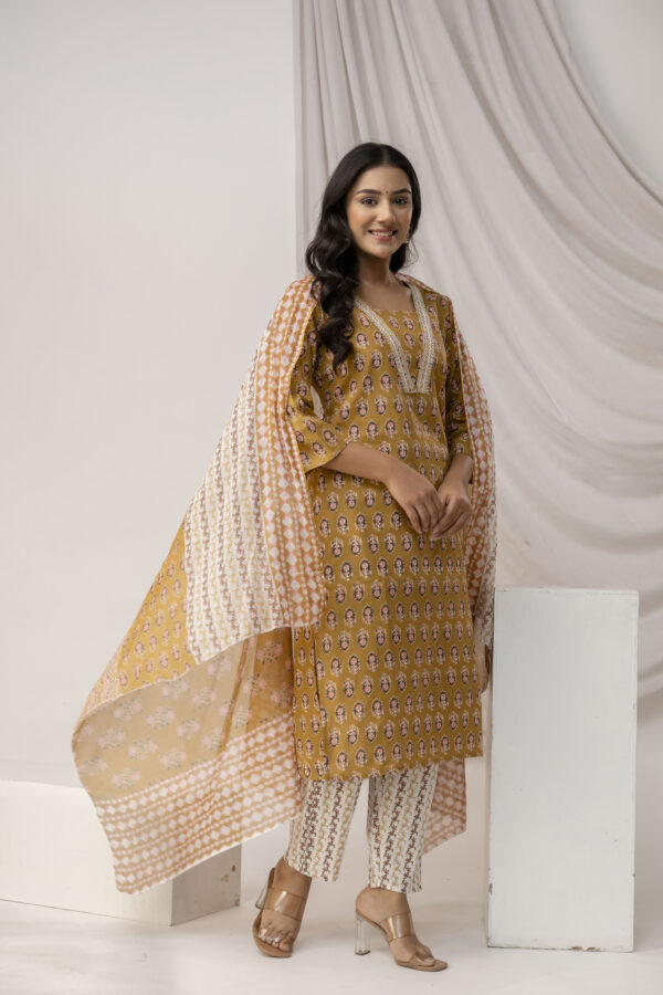 Printed Kurti with Jari Work Set - Image 2