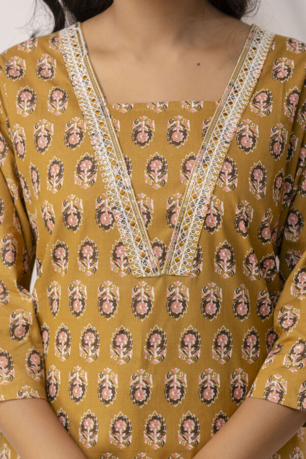 Printed Kurti with Jari Work Set - Image 4