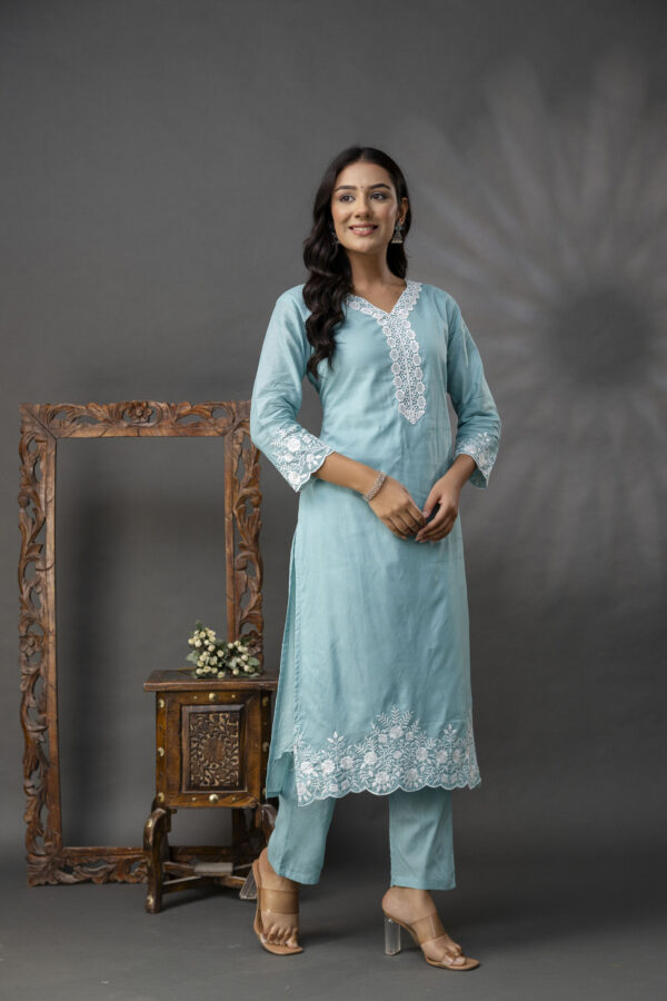 Plain Kurti with Elegent Lace Work Set - Image 3