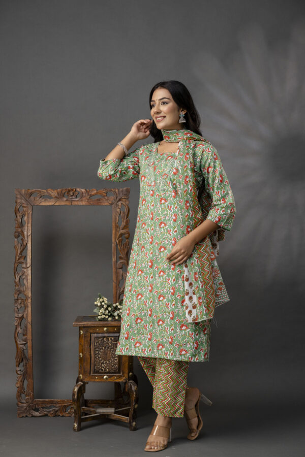Printed V-Neck Kurti with Thread Work Set - Image 7