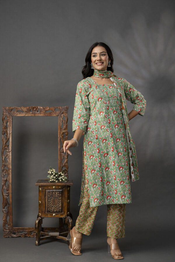 Printed V-Neck Kurti with Thread Work Set - Image 8