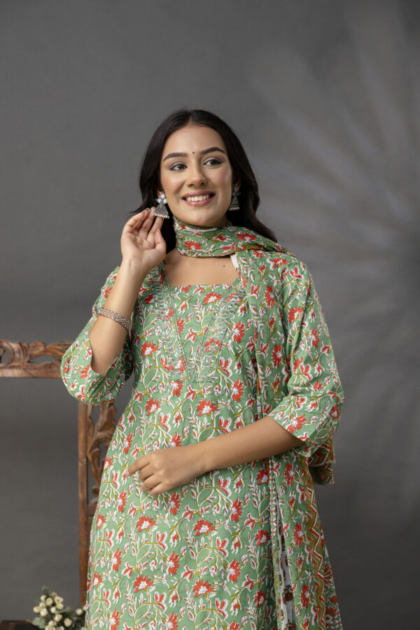 Printed V-Neck Kurti with Thread Work Set - Image 9
