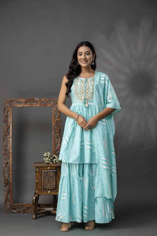 Printed Kurti with Thread & Handwork Set - Image 5