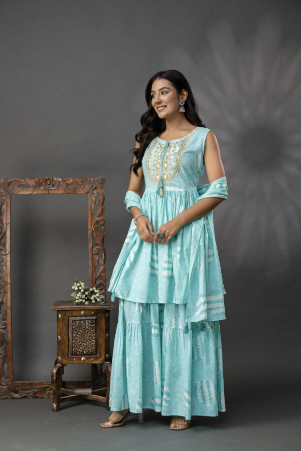 Printed Kurti with Thread & Handwork Set - Image 2