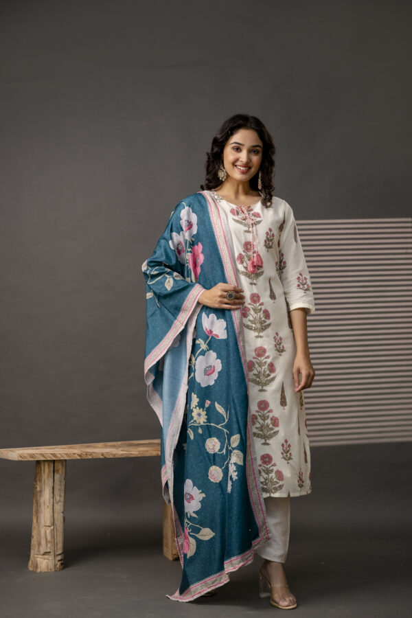 Printed Kurti with Jari Detailing, Plain Trousers & Decorative Dupatta - Image 5