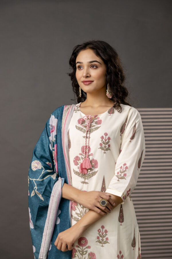 Printed Kurti with Jari Detailing, Plain Trousers & Decorative Dupatta - Image 2