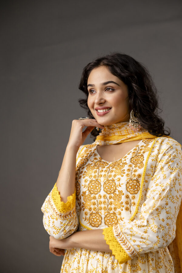 Product Name: Cotton Thread Worked Kurti with Printed Sharara & Dupatta - Image 4