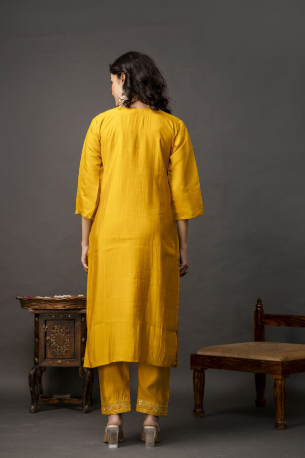 Resham & Sequined Work Kurti with Double-Shaded Chiffon Dupatta & Plain Trouser - Image 2