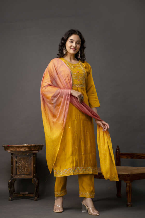 Resham & Sequined Work Kurti with Double-Shaded Chiffon Dupatta & Plain Trouser - Image 6