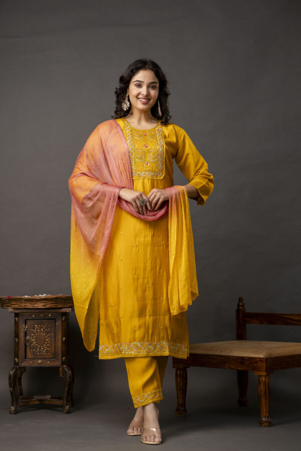 Resham & Sequined Work Kurti with Double-Shaded Chiffon Dupatta & Plain Trouser - Image 7