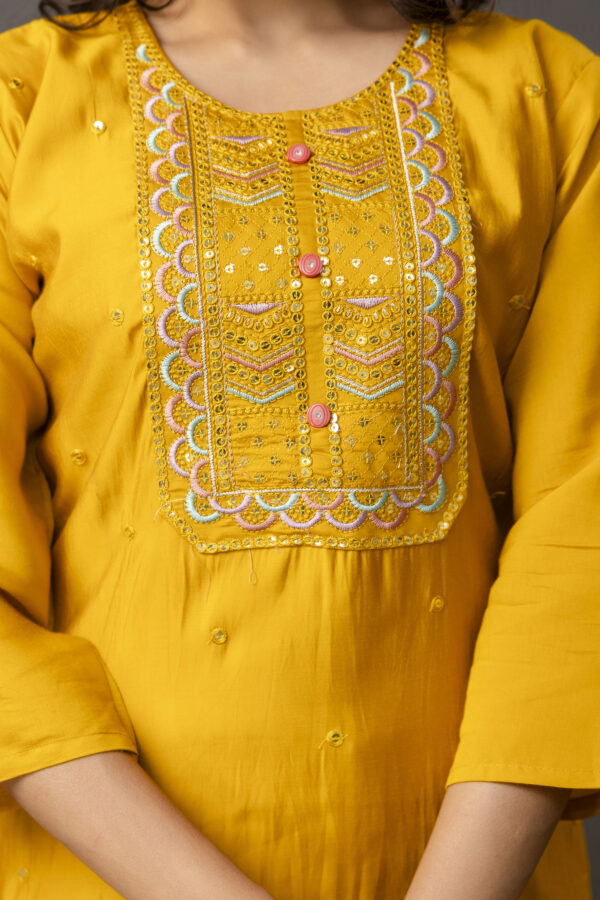 Resham & Sequined Work Kurti with Double-Shaded Chiffon Dupatta & Plain Trouser - Image 9