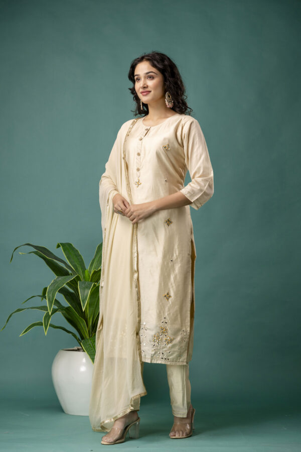 Gotta Patti & Mirror Embellished Kurti with Solid Dupatta & Plain Trousers - Image 5