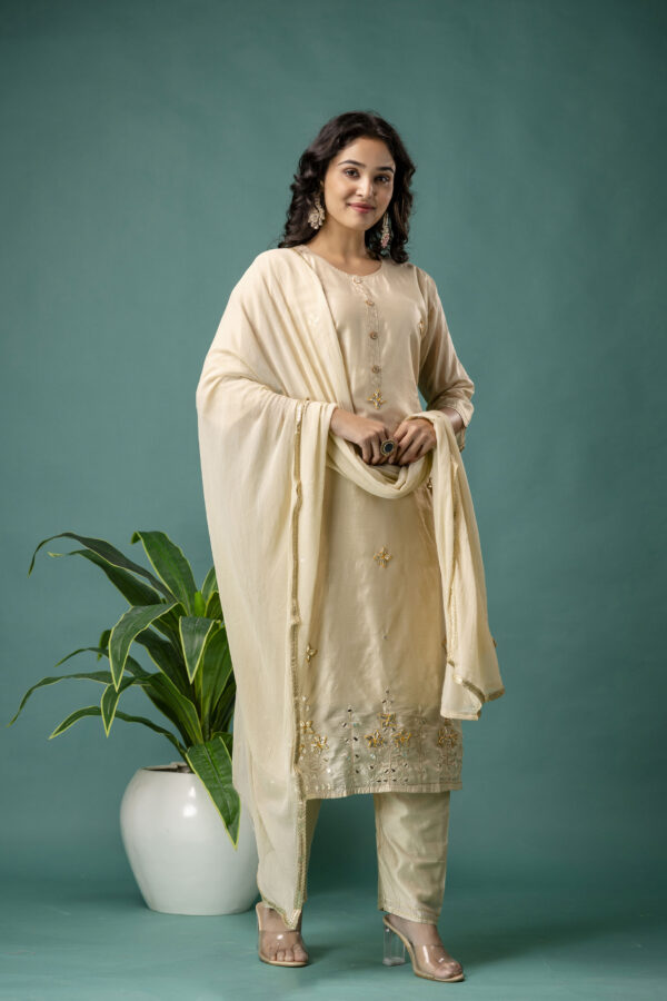 Gotta Patti & Mirror Embellished Kurti with Solid Dupatta & Plain Trousers - Image 4