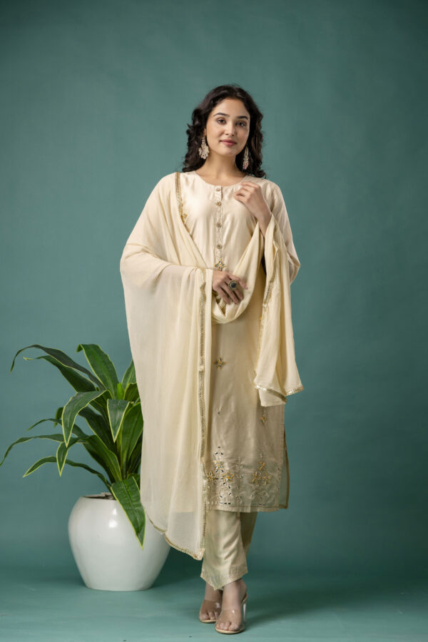 Gotta Patti & Mirror Embellished Kurti with Solid Dupatta & Plain Trousers - Image 3
