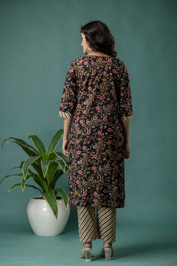 Printed Resham Work V-Neck Kurti with Printed Dupatta & Pants - Image 7