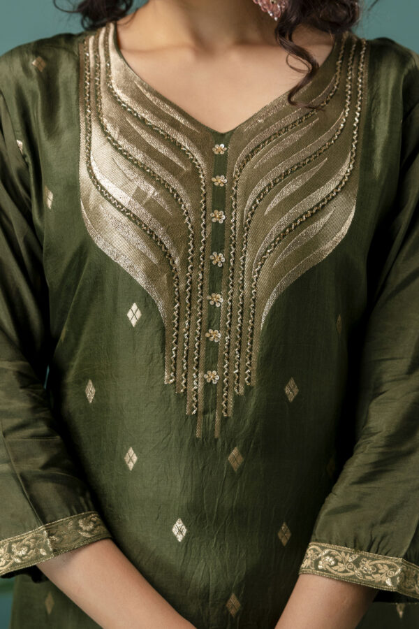 Banarasi Handworked Kurti with V-Neck, Shiffon Dupatta & Plain Trouser - Image 3