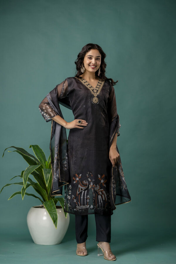 Printed V-Neck Kurti with Jari Work, Organza Printed Dupatta & Simple Pant - Image 4
