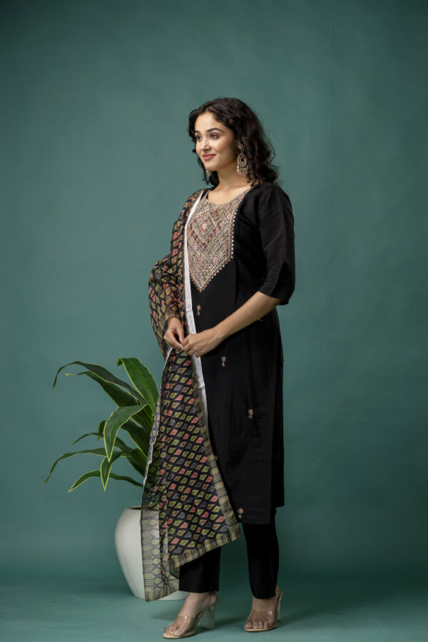Dori & Sequined Work Kurti with Printed Organza Dupatta & Plain Trouser - Image 2