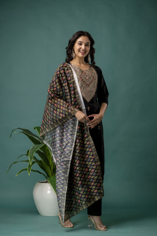 Dori & Sequined Work Kurti with Printed Organza Dupatta & Plain Trouser - Image 6