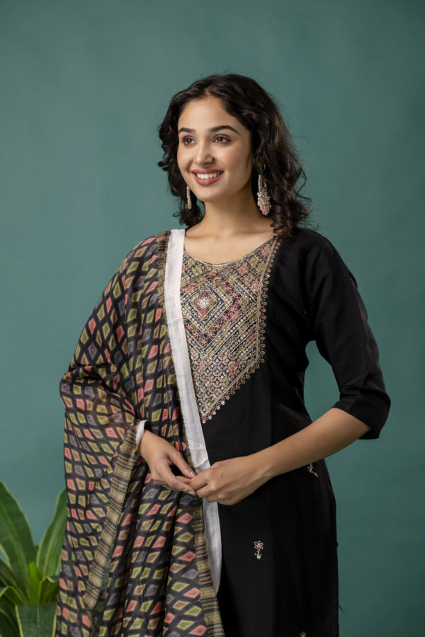 Dori & Sequined Work Kurti with Printed Organza Dupatta & Plain Trouser - Image 9