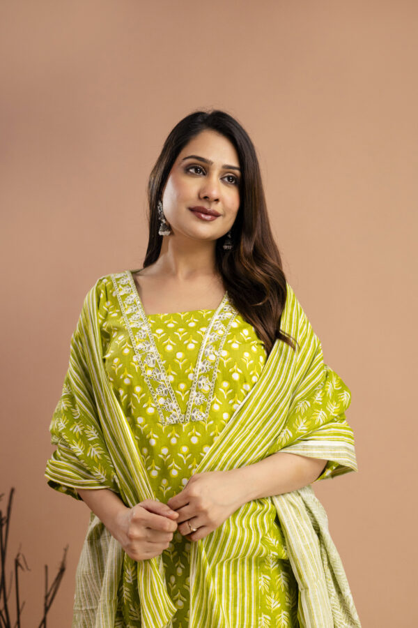 "Printed Resham Work V-Neck Kurti with Printed Dupatta & Matching Printed Pants" - Image 3